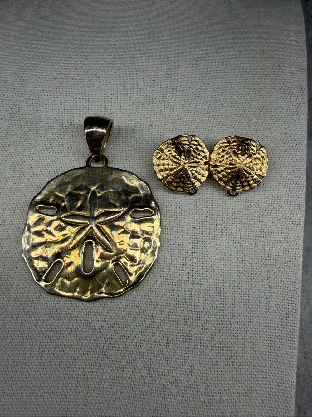 Sand Dollar Pendant And Vintage Clip Earrings Set Beach Jewelry Lot Gold Tone - Picture 2 of 4